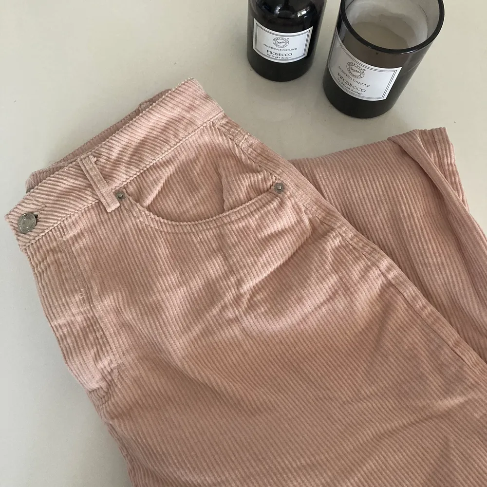 Säljer mina underbara rosa byxor för att de tyvärr inte kommer till användning längre. Skitsnygga byxor som passar till alla tillfällen, fest så som till vardags!. Jeans & Byxor.