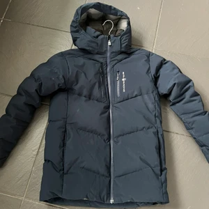 Sail racing jacka  - Säljer nu min mörkblå sail racing jacka då den inte kommer till användning längre. Fint skick, användes bara förra vintern. Köpt för 2800, säljer för 800