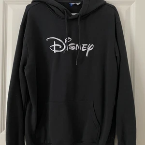 Hoddie  - Svart hoddie från hm som står Disney på, knappt använd✨