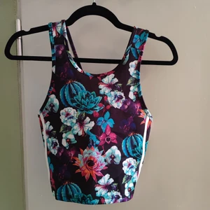 Blommigt linne från bikbok - Aldrig använd, i superfint skick. Blommigt linne från Bikbok i scuba-tyg. Sitter som en smäck! Jätteskönt material