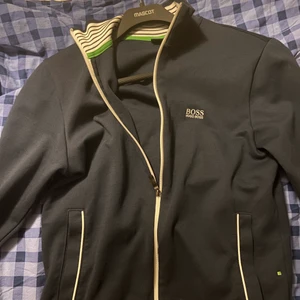 Hugo boss Tröja - Säljer en Hugo Boss tröja som är slutsåld finns ingenstans att köpa, sällsynt! säljer 700 kr