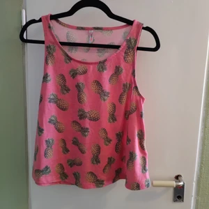 Rosa ananas linne  - Fint skick, använd ett fåtal gånger. Härligt mönstrad med ananas! 