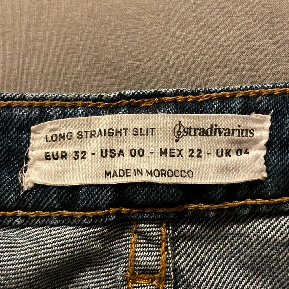 Mörkblå jeans från Stradivarius men slit. Storlek 32. Byxorna är i bra skick! . Jeans & Byxor.