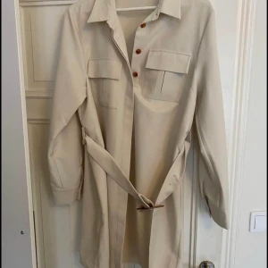 Klänning med bälte - Klänning med bälte