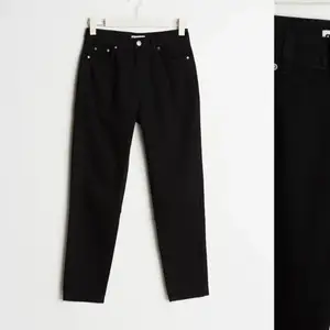Mom jeans från Gina, dem är i bra skick men lite urtvättade då dem är ganska välanvända så dem är lite mer gråa än svarta. Köpta för 499kr. Köparen står för frakten!