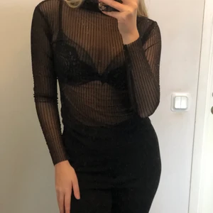 Fest topp - Snygg fest topp köpt från nakd . Använd en gång . Riktig snygg med ränder och kragen vid halsen . Köparen står för frakten.