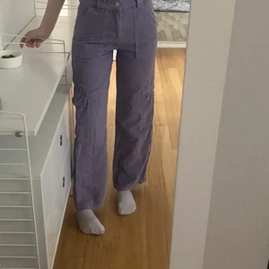 Lila manchesterbyxor från bershka - Jätte sköna och knappt använda. Har en ficka på var sida av benen. Bra i längden flr mig som är 170. Originalpris 500kr