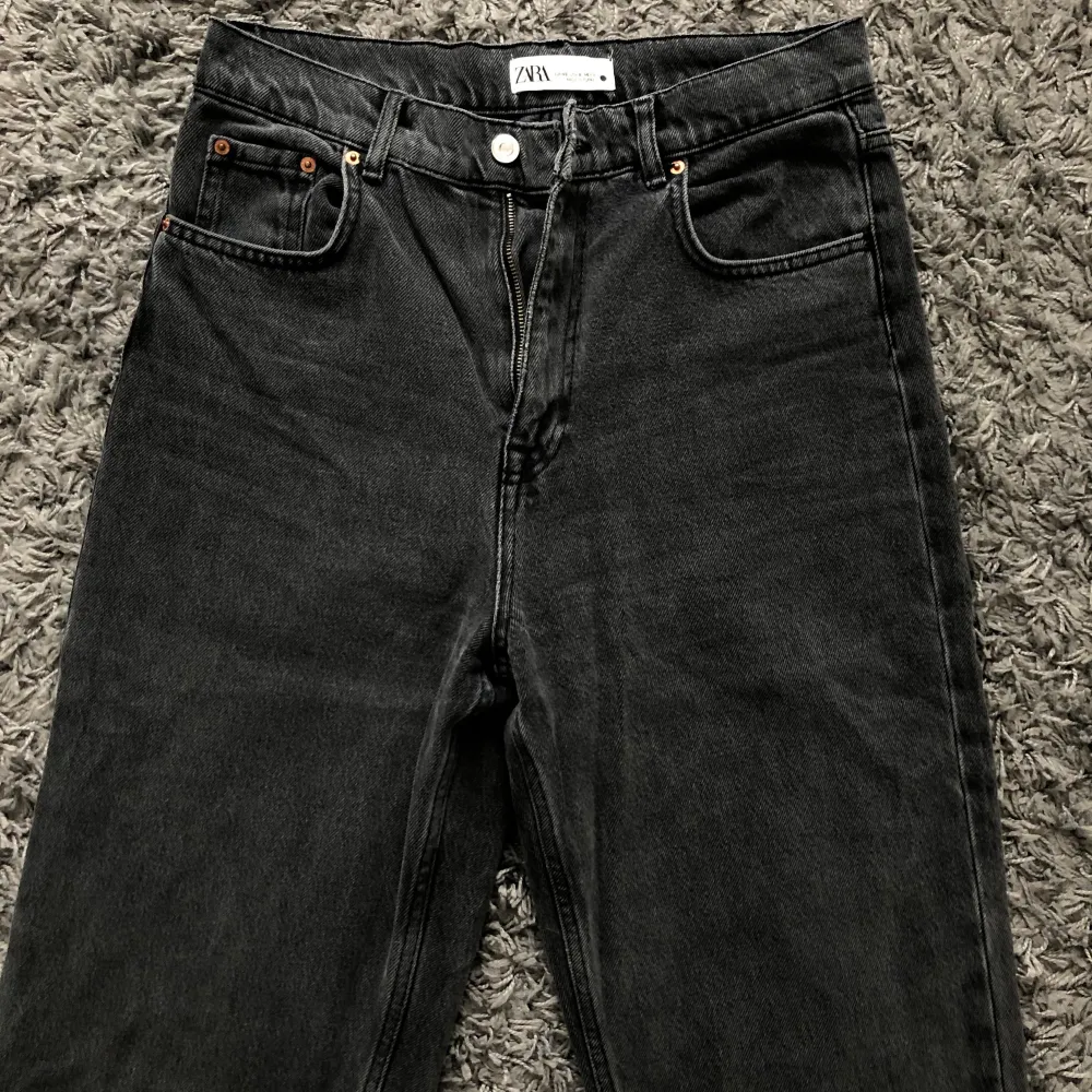 Säker dessa mörk gråa jeans från Zara. Inköpta i november 2020. Säljer pga att de inte passar mig längre. Fint skick . Jeans & Byxor.