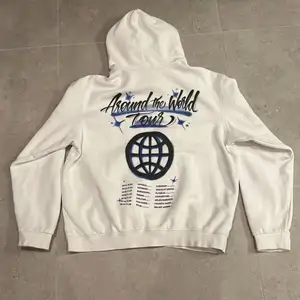 Turné hoodie från 2019, använd fåtal gånger och är i bra skick, (lånade bilder, men ser likadan ut) säljer pga att den inte kommer till användning.