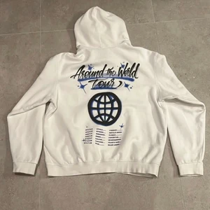 Hov1 Hoodie - Turné hoodie från 2019, använd fåtal gånger och är i bra skick, (lånade bilder, men ser likadan ut) säljer pga att den inte kommer till användning.