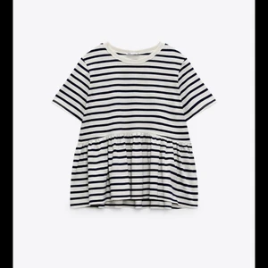 Randig volang tröja.  - Budgivning på denna annons eftersom den andra hade så många intresserade. Jag säljer alla 4 randiga tröjor så om man vinner budgivningen på mer än 2 så kan man få någon slags rabatt☺️. Bud är bindande och jag både fraktar och möts i Odenplan. 