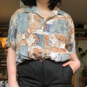 Skjorta - Superskön och fin skjorta i härliga färger till vår och sommar! 