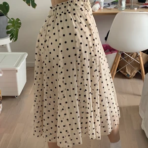 OFF WHITE PLICERAD KJOL - Kjol från Stradivarius, i en vit/beige färg med svarta prickar, plisserad, har en beige underkjol  och är jätte skön att ha på sig! Har endast använts få gånger så är i väldigt gott skick! Storlek S men passar även M då det är resår längst uppe på kjolen, köpare betalar frakt: 57kr spårbart💌