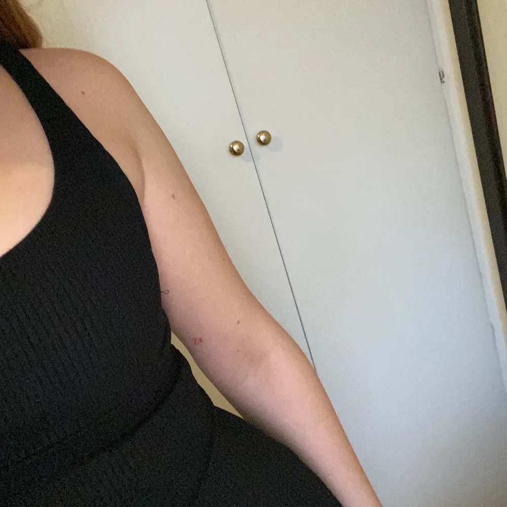 Plagget är ifrån Bershka. Storlek S. Väldigt tajt och smickrande bodycon klänning. Lite längre, går att dra ner långt ner på smalbenen (jag är 156 cm) . Klänningar.