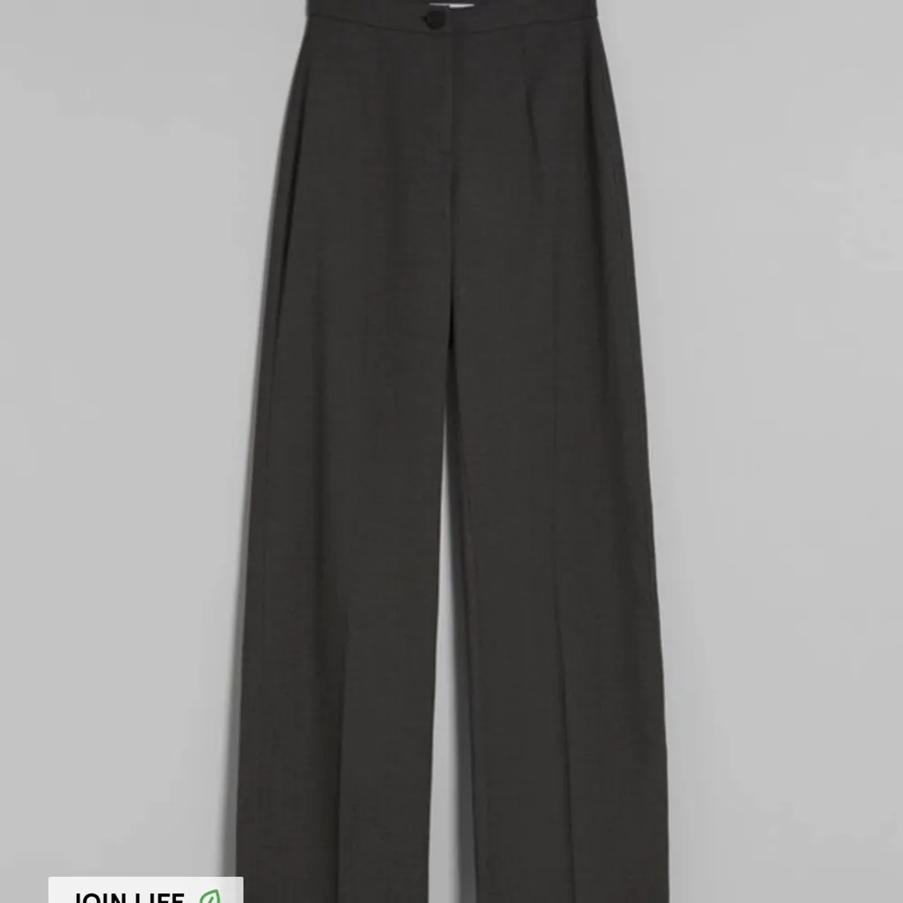 Mörkgrå kostymbyxor från Bershka🖤 Storlek 36, ganska små i storleken. Aldrig använda, nyskick. Köpta för 299! Kan skicka bilder. Jeans & Byxor.
