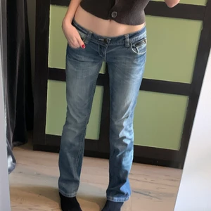 lågmidjade Jeans - skit snygga lågmidjade jeans som jag älskar💕