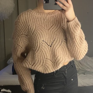 Stickad tröja - En typ smutsrosa stickad tröja, älskar färgen! Den är aldrig använd bara provad. Det är en M men skulle säga att den passar S också beroende på hur man vill att den ska sitta.