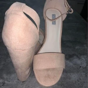 Nude Skor Nelly - Helt nya med etikett.  Bekväma skor och bekväm klack   Färg beige/nude Klackhöjd 13cm