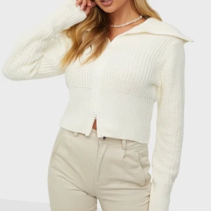 vit kofta nelly - Säljer denna stickade tröja/kofta från Nelly i storlek M, skulle dock säga att den är mer S i storleken! Nypris 349kr, skriv för mer bilder🥰 Frakt tillkommer! 