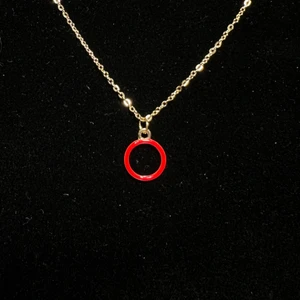 Halsband, kontur - röd cirkel - Halsband i rostfritt stål med guldplätterad emaljerad berlock⭕️ Fri frakt✨ 