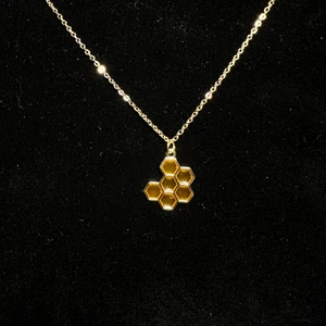 Halsband, honeycomb - gul - Halsband i rostfritt stål med guldplätterad resin berlock, honeycomb🍯 Fri frakt✨