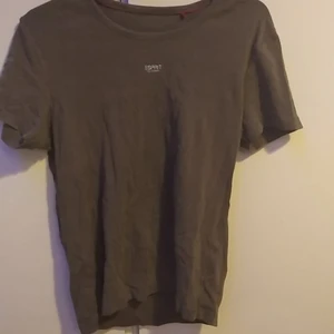 Olivgrön t-shirt - Olivgrön t-shirt i storleken ungefär S-M. 