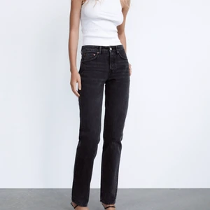Zara mid Rise  - Säljer i  storleken 34  har lappen kvar på! Helt slutsålda jeans i mid Rise från zara jätte fina! Kan även skicka egna bilder!💞 (storlek 36 är SÅLDA)