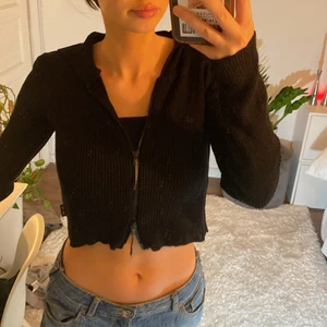 Topp - Intressekoll på denna top med dragkedja och luva som inte kommer till så mycket användning. 