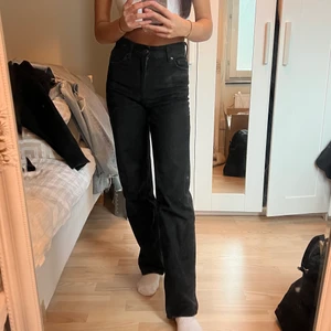 Straight leg jeans 🤍 - Snyggaste jeansen nånsin från Bershka!! Helt nya i fint skick och sitter jättefint på, jag är 163 cm 🤍