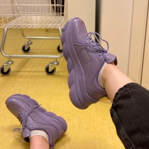 lila sneakers - Sååå snygga sneakers, köpta second hand men är tyvärr för små för mig 💔 sjukt fräscha, m