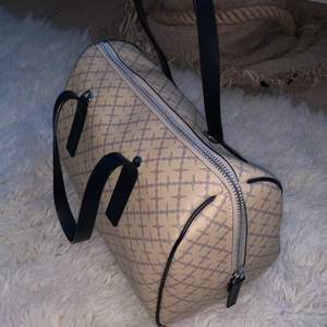 Fin och rymlig väska i färgen beige från märket Malene Birger. Den är i toppskick och ett axelremsband tillkommer i svart 🖤 Köparen står för frakten! 