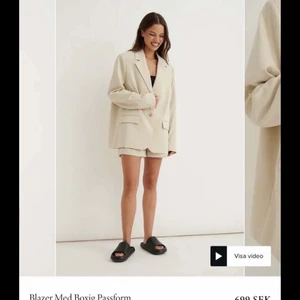 Berige Kavaj  - Storlek 36, men passar 38/40, Aldrig använd. Från NA-KD. 350 kr exklusive frakt. Pris kan diskuteras. 