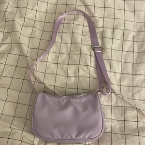 Lila väska - Säljer en lila väska köpt från Lindex för ca 3 års sen, har inte så mycket användning av den längre☺️