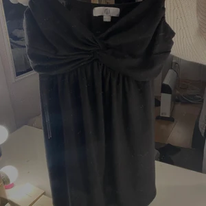 Söt topp - Volangtopp, med justerbara band. storlek 32/34. Köparen står för frakten 