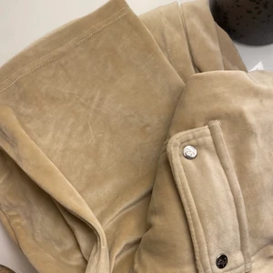 Juicy couture - INTRESSEKOLL!! Sprillans nya Juciy byxor som köptes för 1,5 veckasedan, har köpt på tok för många de seanste och därför gör ja en intressekoll på dessa, säljer vid bra pris! Inga defekter och sitter som en smäck i strl S💘, observera att färgen inte gör sig rätt på bild 2,3 utan på bild 1, 900kr inklusive spårbar frakt❤️