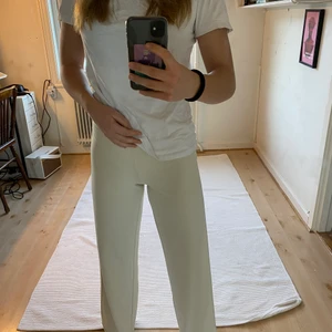 Ginatricot byxor - Ben vita byxor från Ginatricot😋. Materialet är ungefär som på ett par kostymbyxor. Storlek xs. Använda ett fåtal gången🥰 Frakten ingår ej i priset!