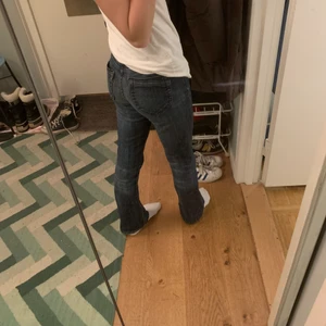 Lågmidjade jeans - Ett par skitsnygga lågdmidjade blåa jeans ifrån ”& STAR”, passar mig som är ca 160cm men kan passa längre också beroende på hur man vill att de ska sitta🥰 skriv för mer bilder eller andra frågor!