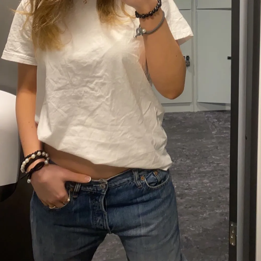 Intressekoll på mina lågmidjade Levis jeans i modellen 501 , köpta vintage men är i ett jätte fint skick. Säljer pga att de it kommer mke till användning och är lite förstora för min smak. Köpare står för frakt men pris kan diskuteras❤️buda!. Jeans & Byxor.