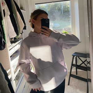 Hoodie Weekday - Säljer denna superfina hoodie från Weekday. Aldrig använd och den är i skönaste materialet!!! Ljuslila färg med en mer oversized fit. Storlek M