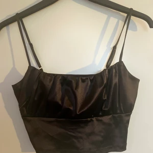 Brunt linne - Ett brunt linne i silkestyg, använd en gång så den är så gott som ny! Köparen står för frakt ❤️