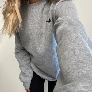Nike sweatshirt - Nike sweatshirt. Sparsamt använd så den är i mycket fint skick! Föredrar en mer oversized fit då denna är i storlek L. 