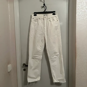 Jeans Mom - Momjeans från Zara. Inga fläckar eller skador. Strl: 38 men känns mer som en strl: 36. 