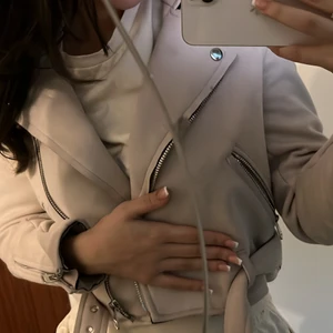 Bershka jacka - Köpte denna ursnygga jacka från Bershka i Spanien, kan inte besluta mig över vad som var finast; resan i sig eller jackan? Färgen är precis som på bild och jackan är suuupervarm och bekväm! Den går med vilket outfit som helst🤩