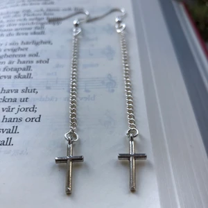 Kors örhängen - ✨Ny design ✨ Kristendommen är vår största världsreligion och tillbes av 2,18 miljarder människor. FN artikel 18 förklarar religionsfrihet som en mänsklig rättighet. Alla har rätt att, offentligt eller enskilt, utöva sin religon eller trosuppfattning. Tillsammans värnar vi om våra mänskliga rättigheter! (krokarna är i sterling silver och nickelfria)