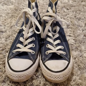 Blåa converse - Jättefina blåa converse aldrig använda💙