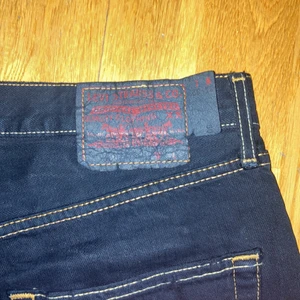 Levi’s 550 L30 W33 - Har endast används 5 gånger. Sitter brett vid låren. Detaljer vid hälarna 