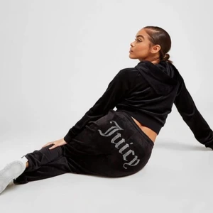 Juicy Couture - Säljer mitt svarta  Juicy Couture set pågrund av aldrig använd. Inga fläckar eller ”stenar” som lossnat, helt i bra skick. Storlek XS på byxor och tröja men passar även S. Orginal pris 1 900kr