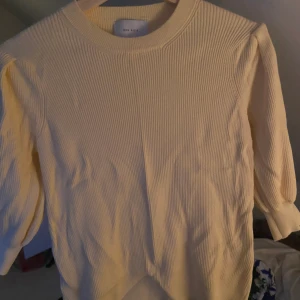 Gul tröja - Gul ribbad tröja. Superfin ifrån Neo Noir