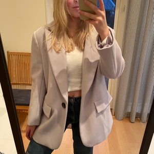 Kappa - Ljuslila oversize kappa perfekt till våren. Superfräsch och i mycket bra skick, bara använd nån enstaka gång! Passar perfekt till ett par skor jag säljer😊