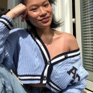 Cropped Cardigan Ljusblå - Stickad ljusblå cardigan med en cropped fit med en college-stil. Bra skick!